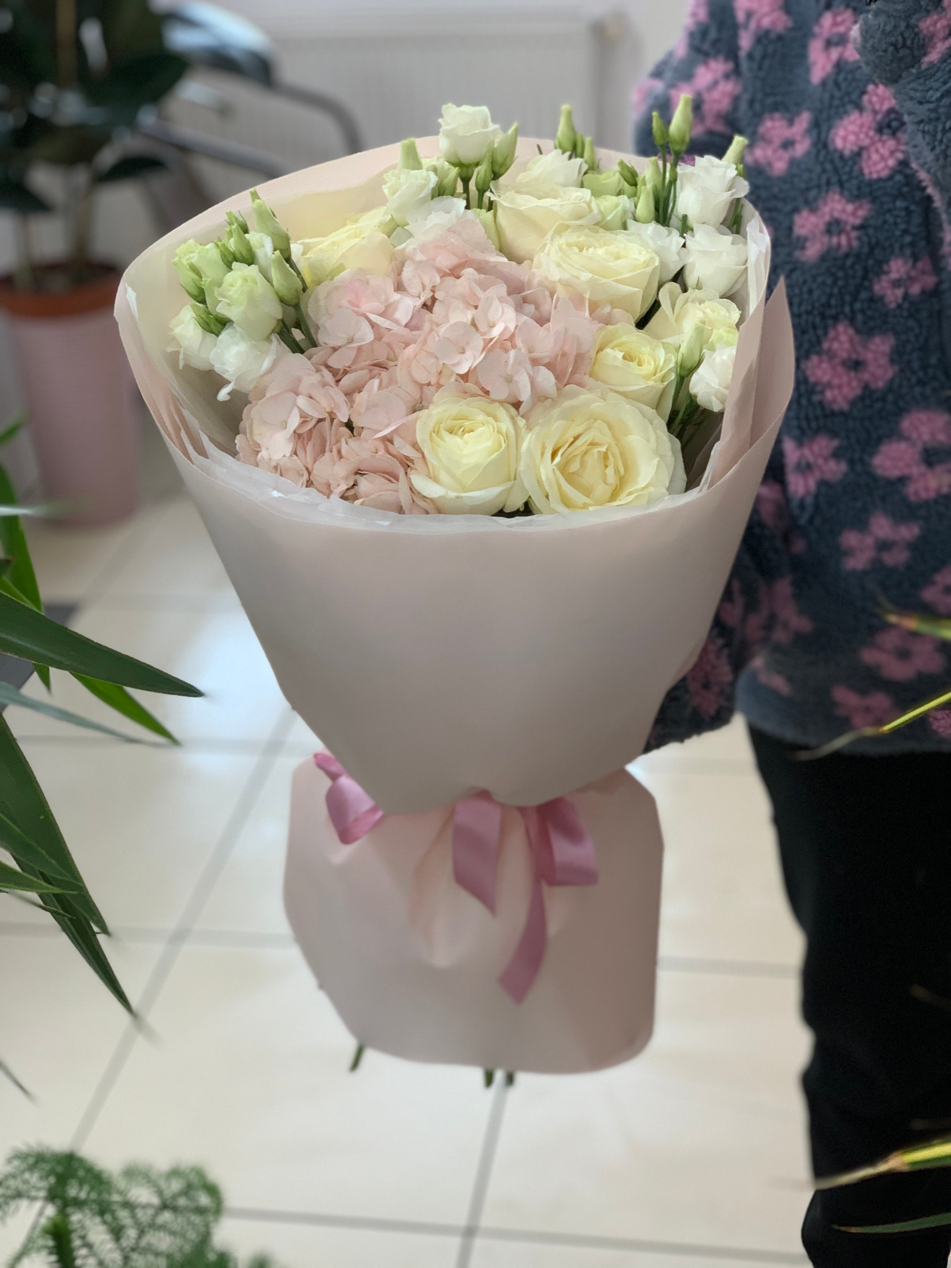 Біла троянда та гортензія