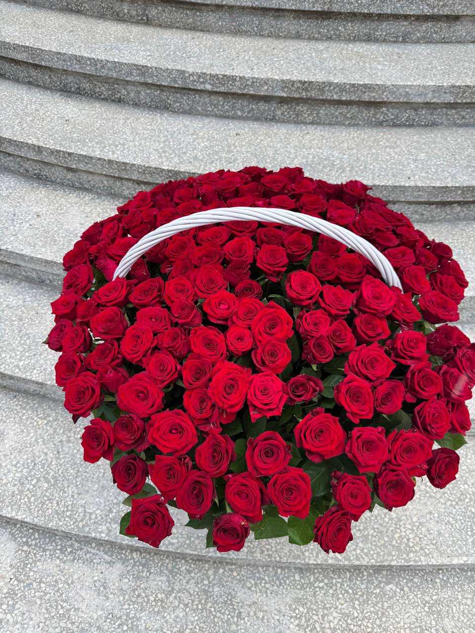 Корзина з 101 трояндою