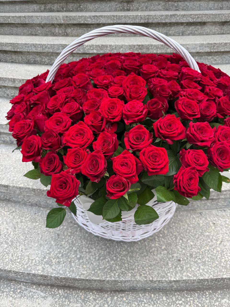 Корзина з 101 трояндою