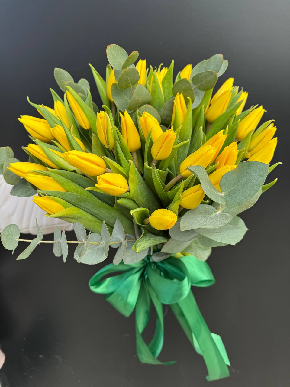 Яскравий букет з тюльпанами