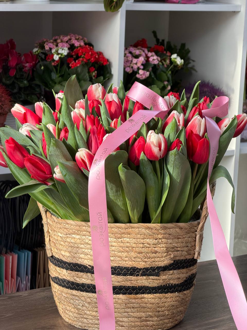 Корзина з тюльпанами