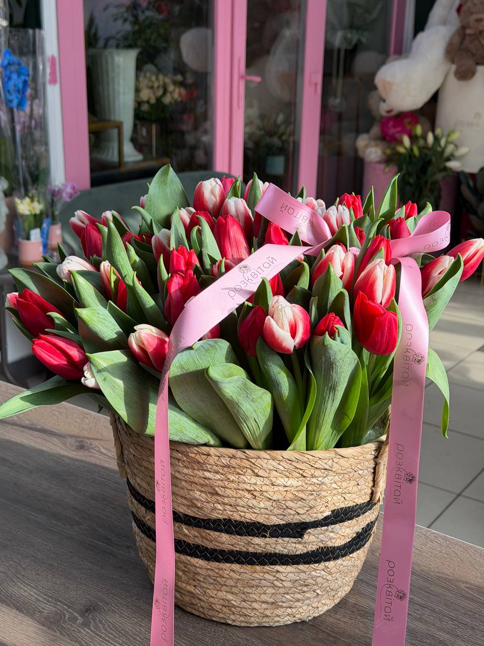 Корзина з тюльпанами