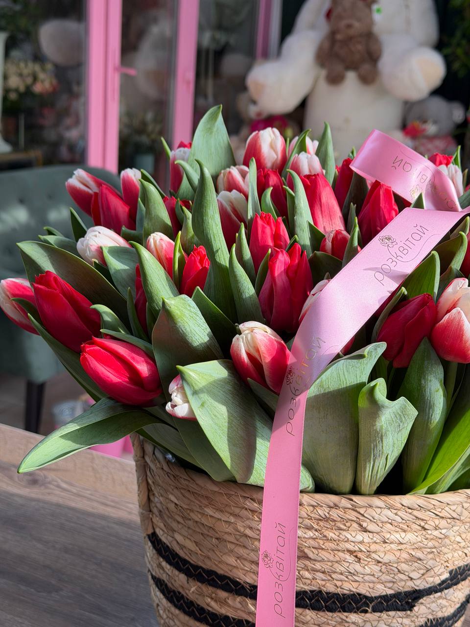 Корзина з тюльпанами