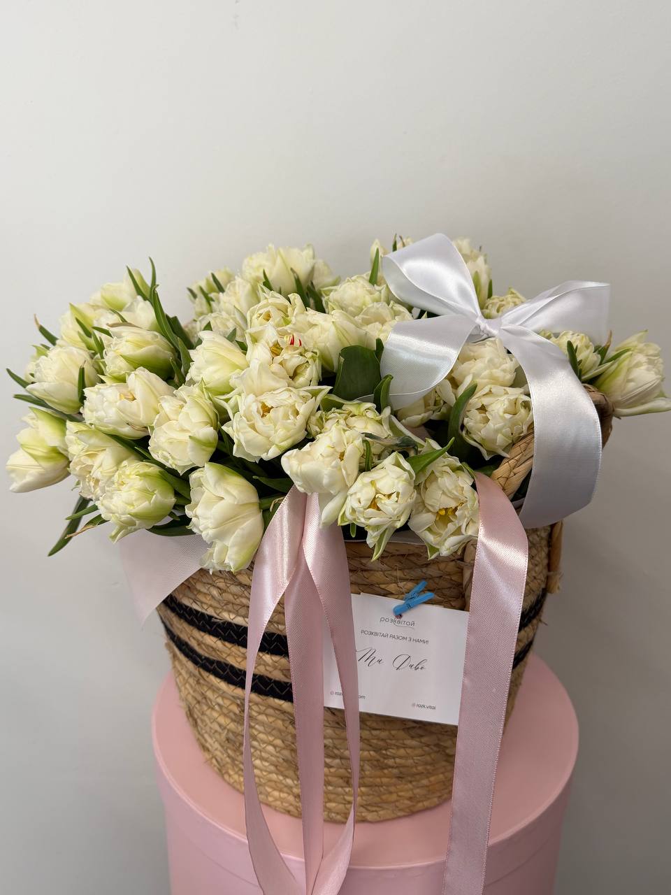 Корзина з білими піоновидними тюльпанами