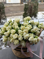 Корзина з білими піоновидними тюльпанами