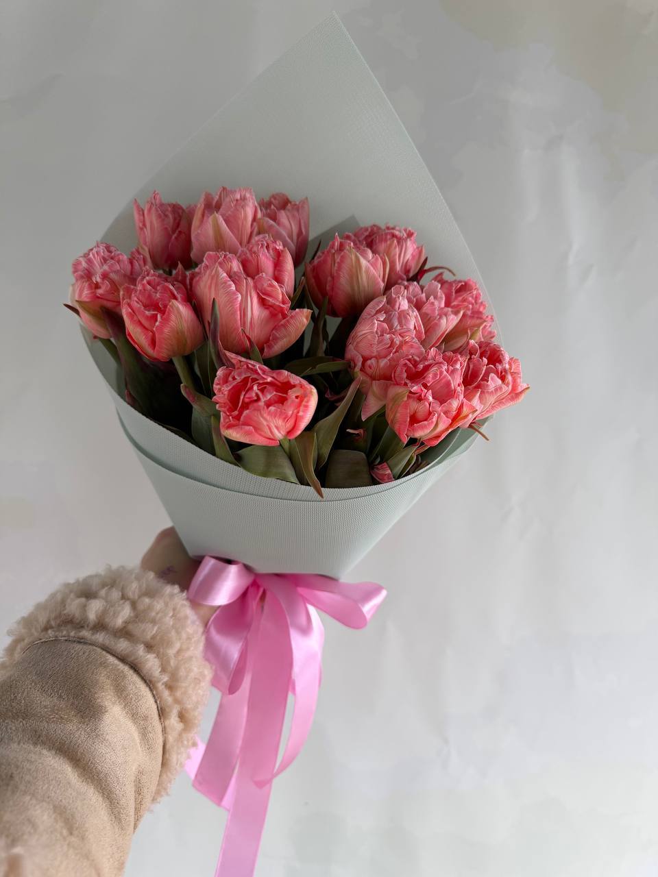 Букетик з кораловими тюльпанами