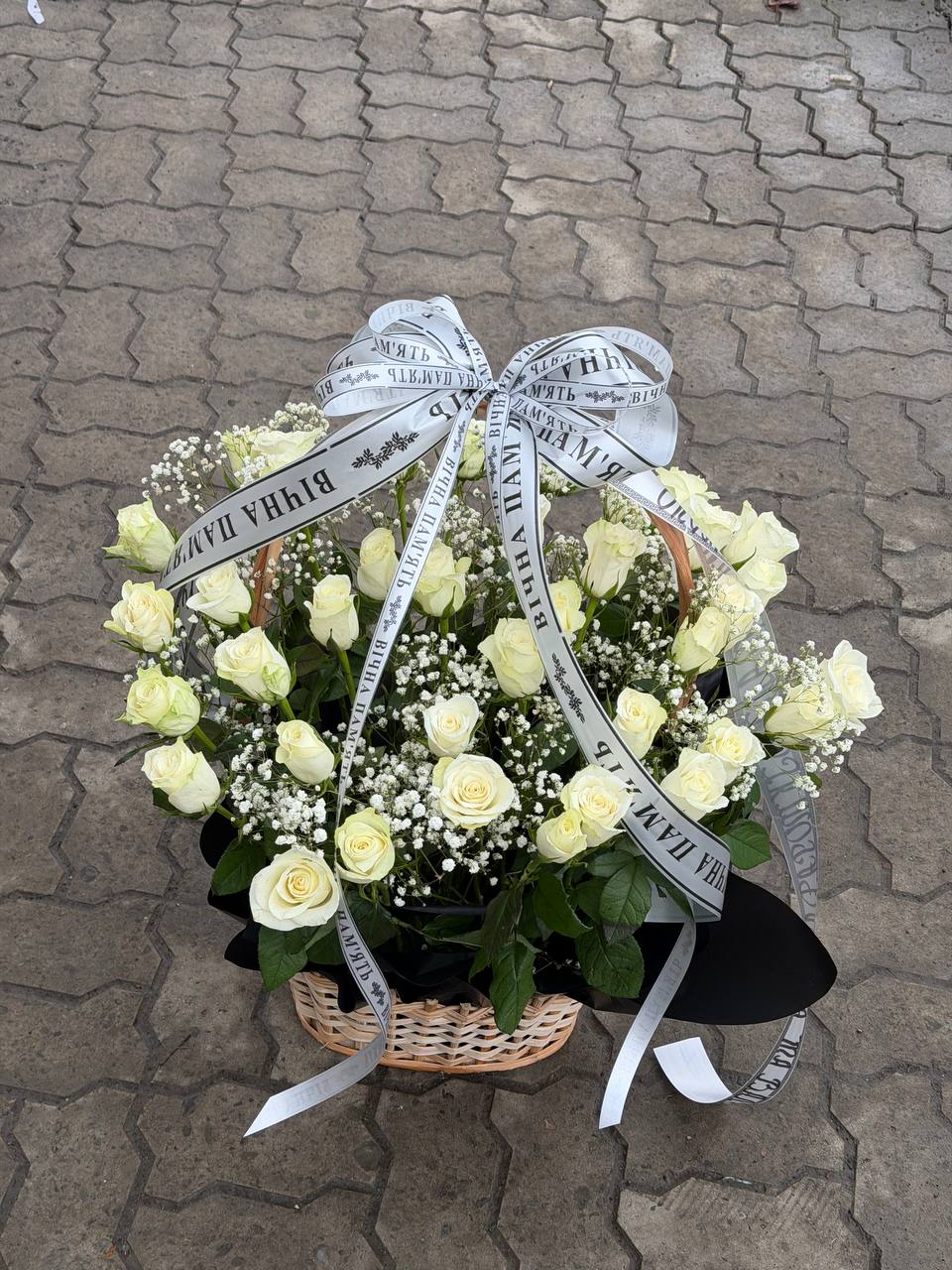 Кошик з білими  трояндами