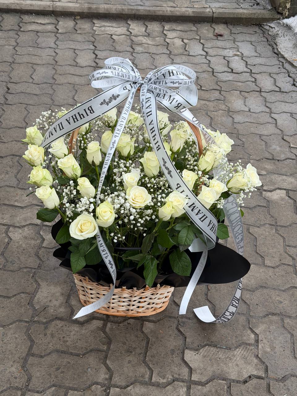 Кошик з білими  трояндами