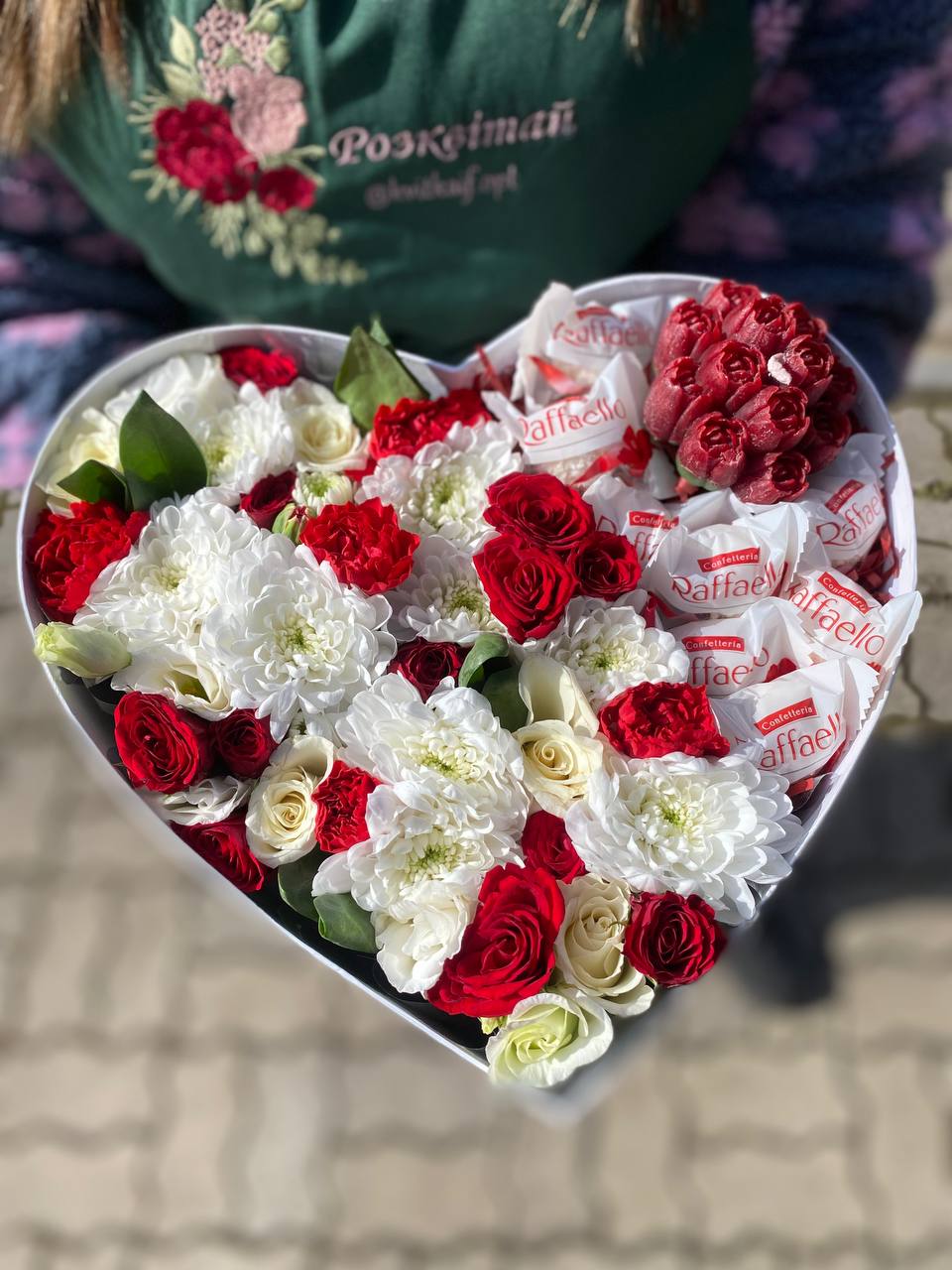 Коробка з цукерками, квітами та аромасвічкою