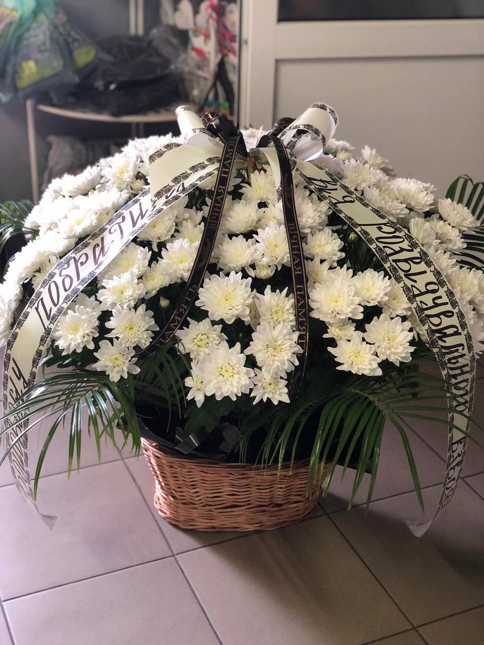 Кошик біла хризантема