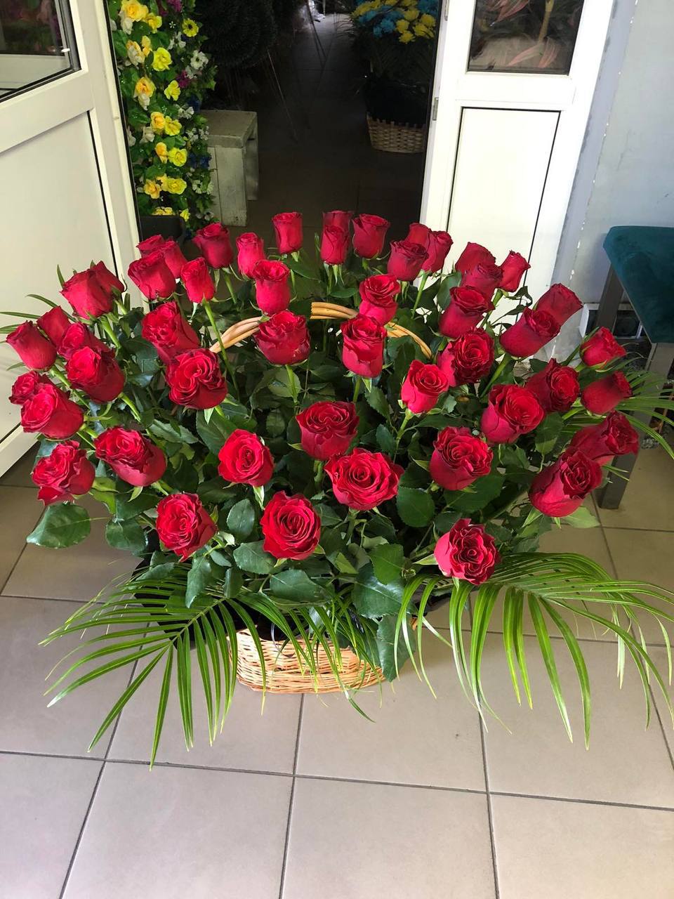 Кошик з трояндами